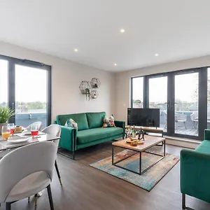 Elliot Oliver - Stunning Three Bedroom Penthouse With Large Terrace & Parking Apartment